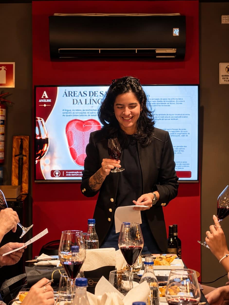Instrutora conduzindo uma experiência de degustação na Wine Flow