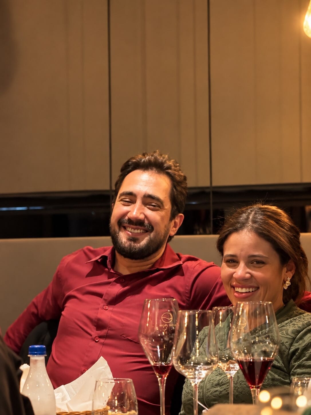 Casal sorrindo durante uma experiência de vinhos na Wine Flow